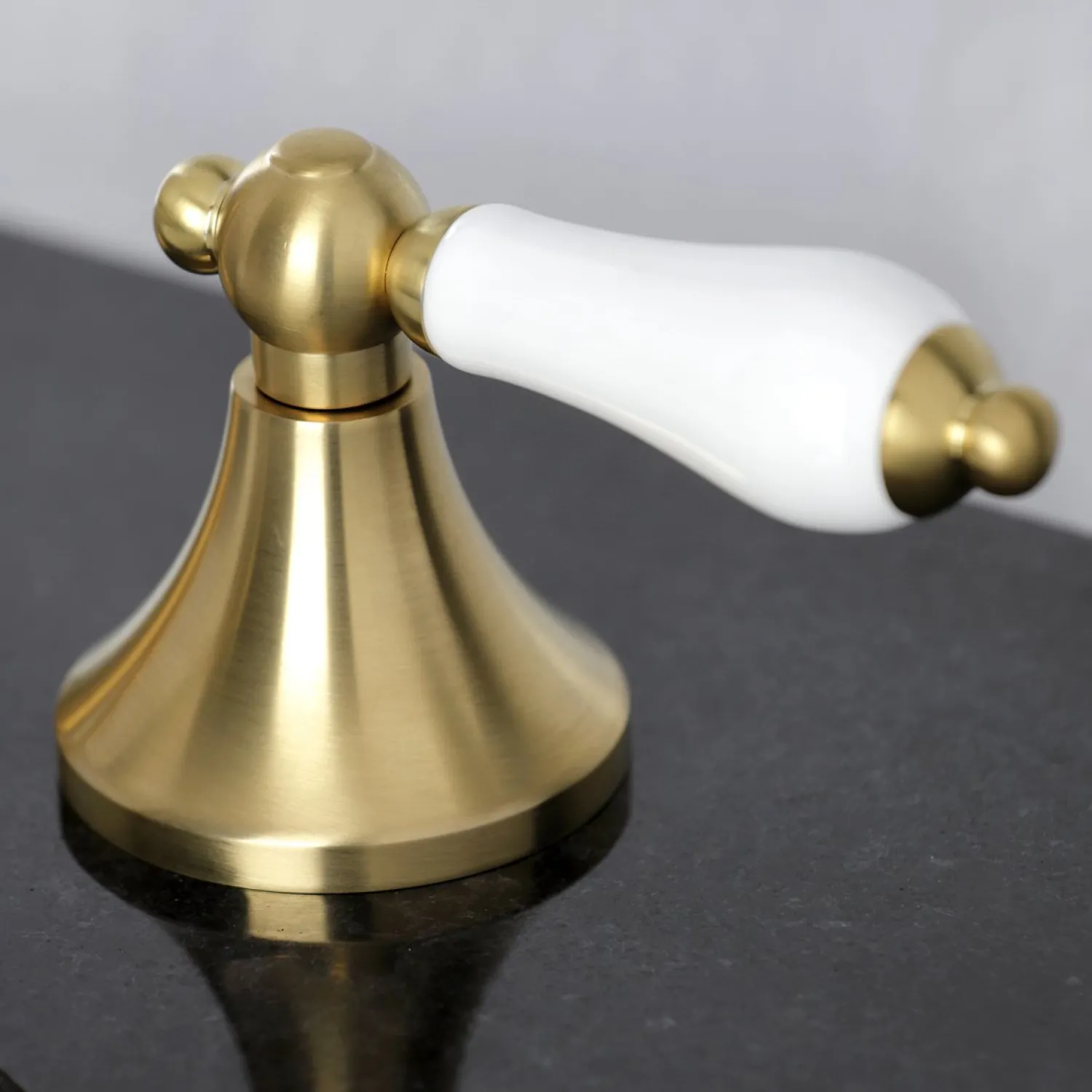 Outlet Vintage 8-Inch Widespread Three-Hole Bathroom Faucet 8" Widespread