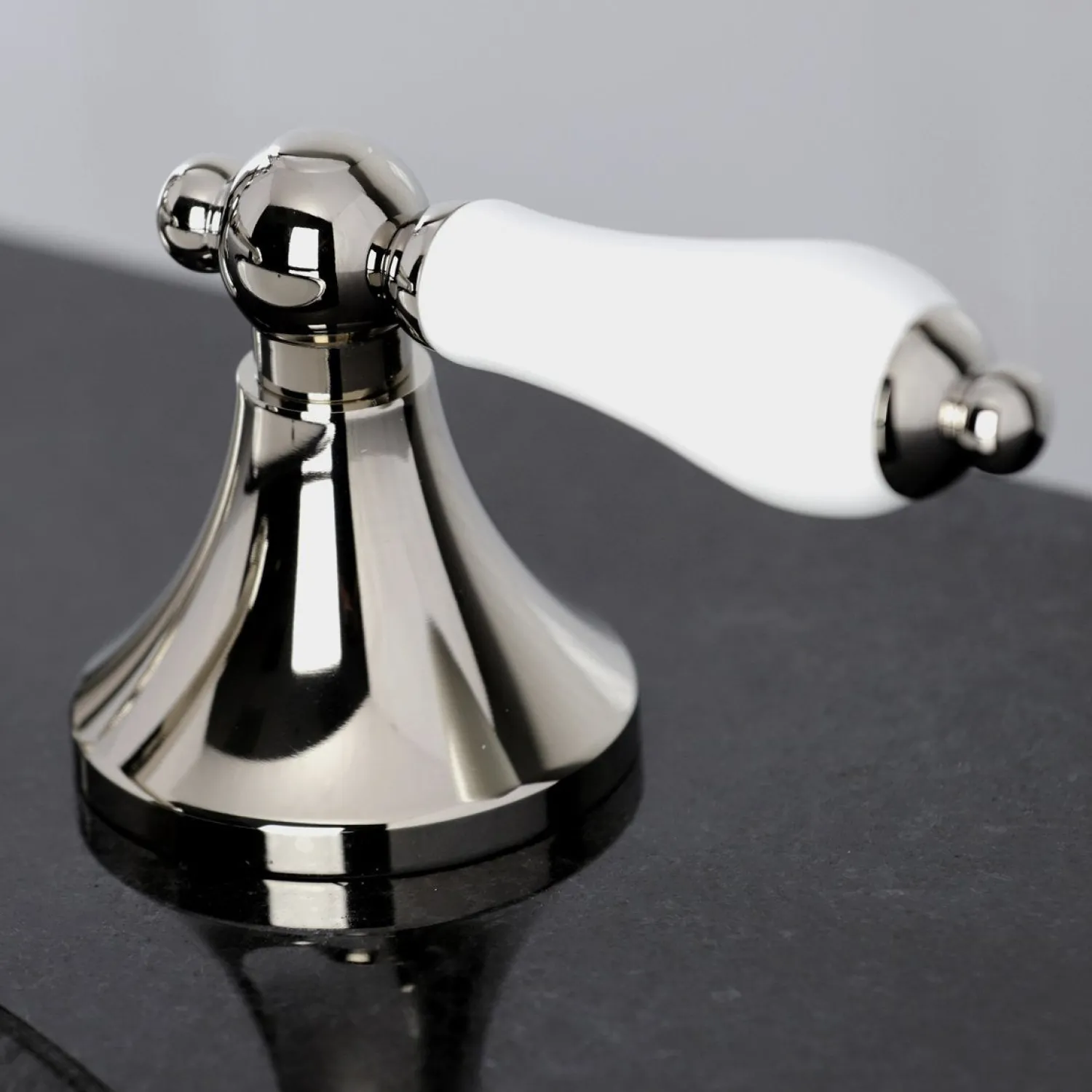 Outlet Vintage 8-Inch Widespread Three-Hole Bathroom Faucet 8" Widespread