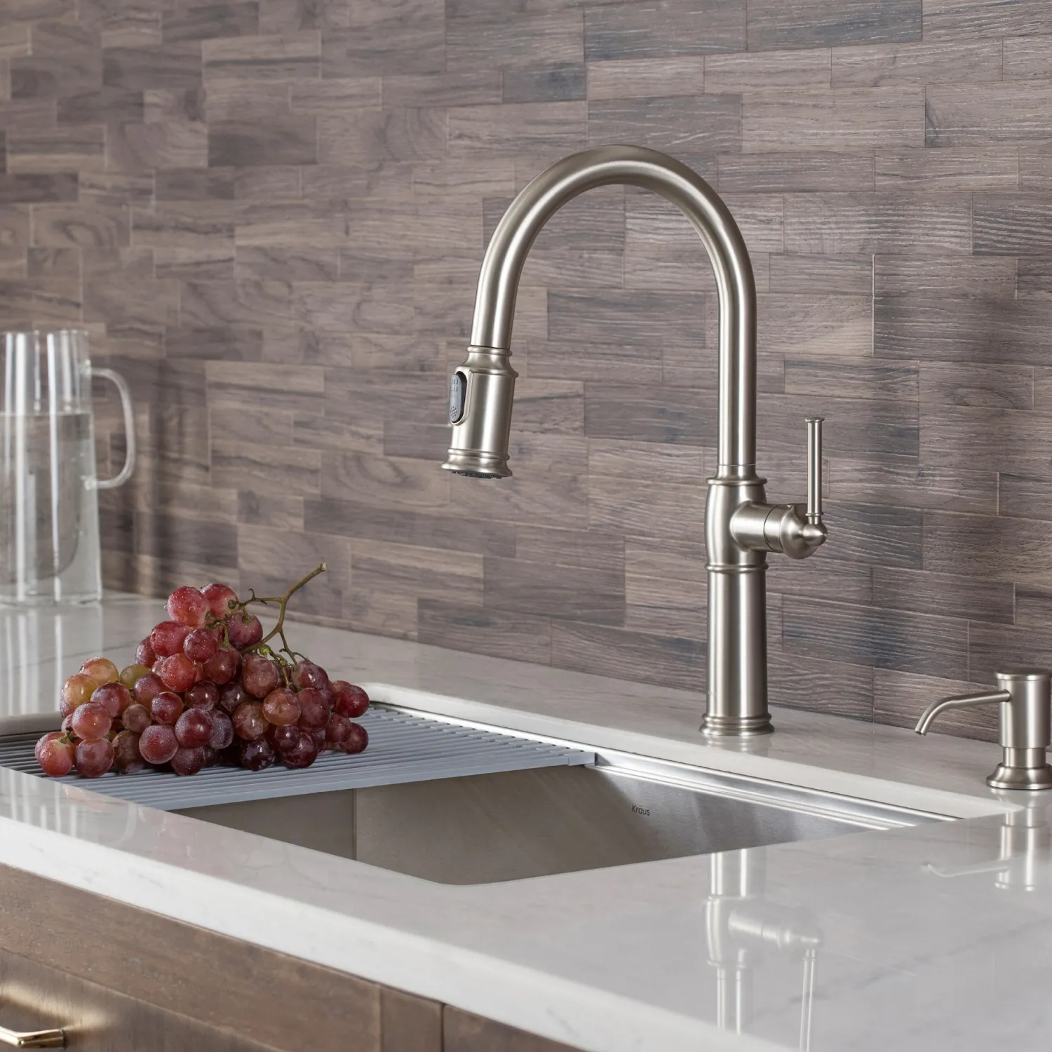 Hot Sellette Traditional Single Handle Pull-Down Kitchen Faucet in Spot Free Stainless Steel Single Hole