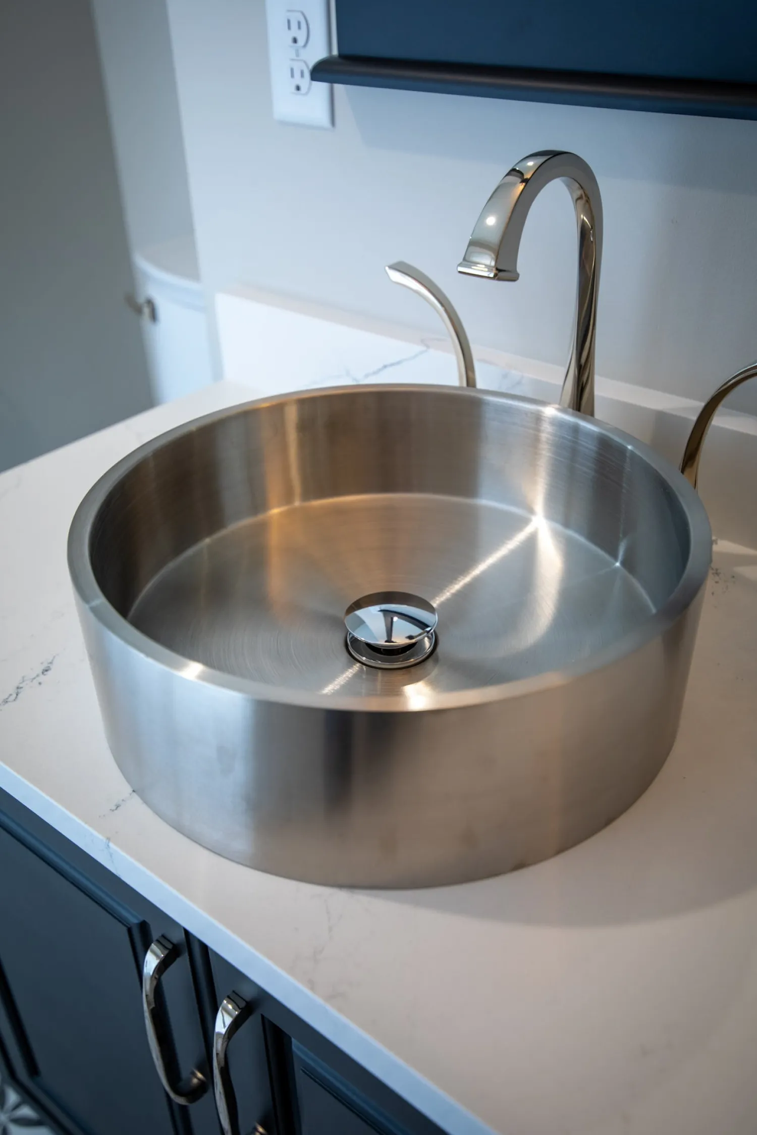Best 15 3/4" Round Thick Rim Stainless Steel Bathroom Vessel Sink with Drain in Silver Stainless Steel Sinks|Above Counter / Vessel Sinks