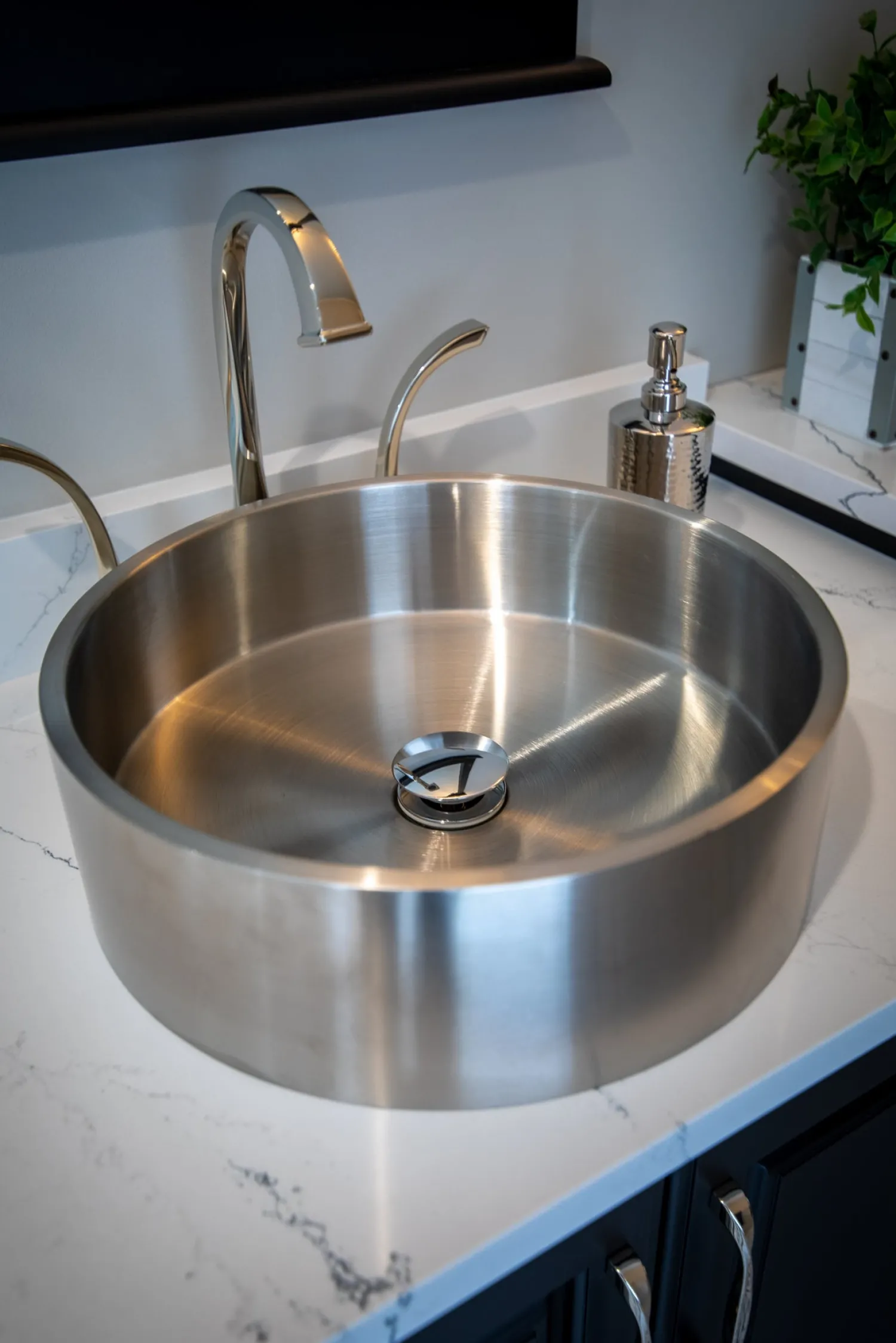 Best 15 3/4" Round Thick Rim Stainless Steel Bathroom Vessel Sink with Drain in Silver Stainless Steel Sinks|Above Counter / Vessel Sinks